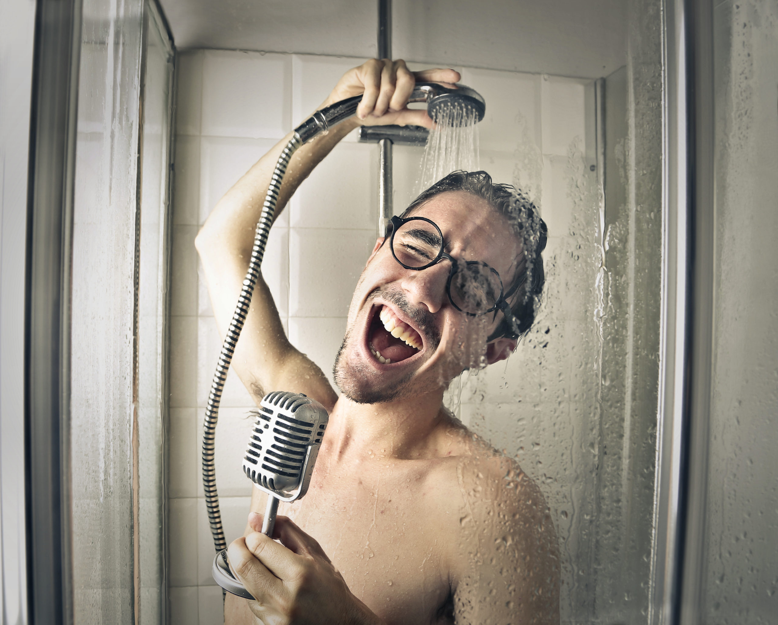 Смешные песни телефон. Петь в душе. Мужчина поет в душе. Петь в ванной.